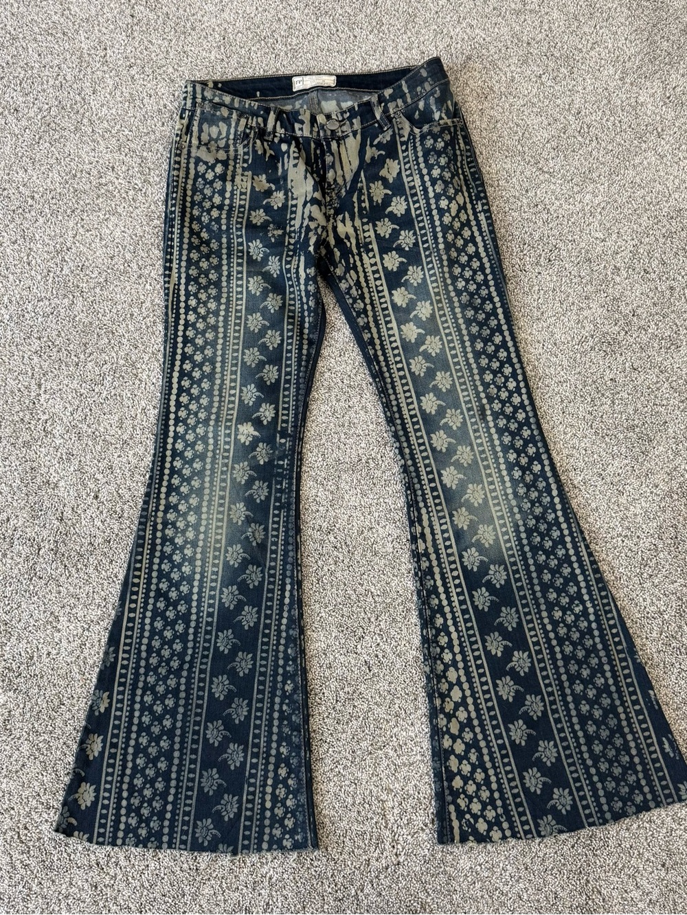 Free People Mantra Bali Dark Wash Flare Low Rise Raw Hem Jeans Boho Women’s 28 - Picture 6 of 16